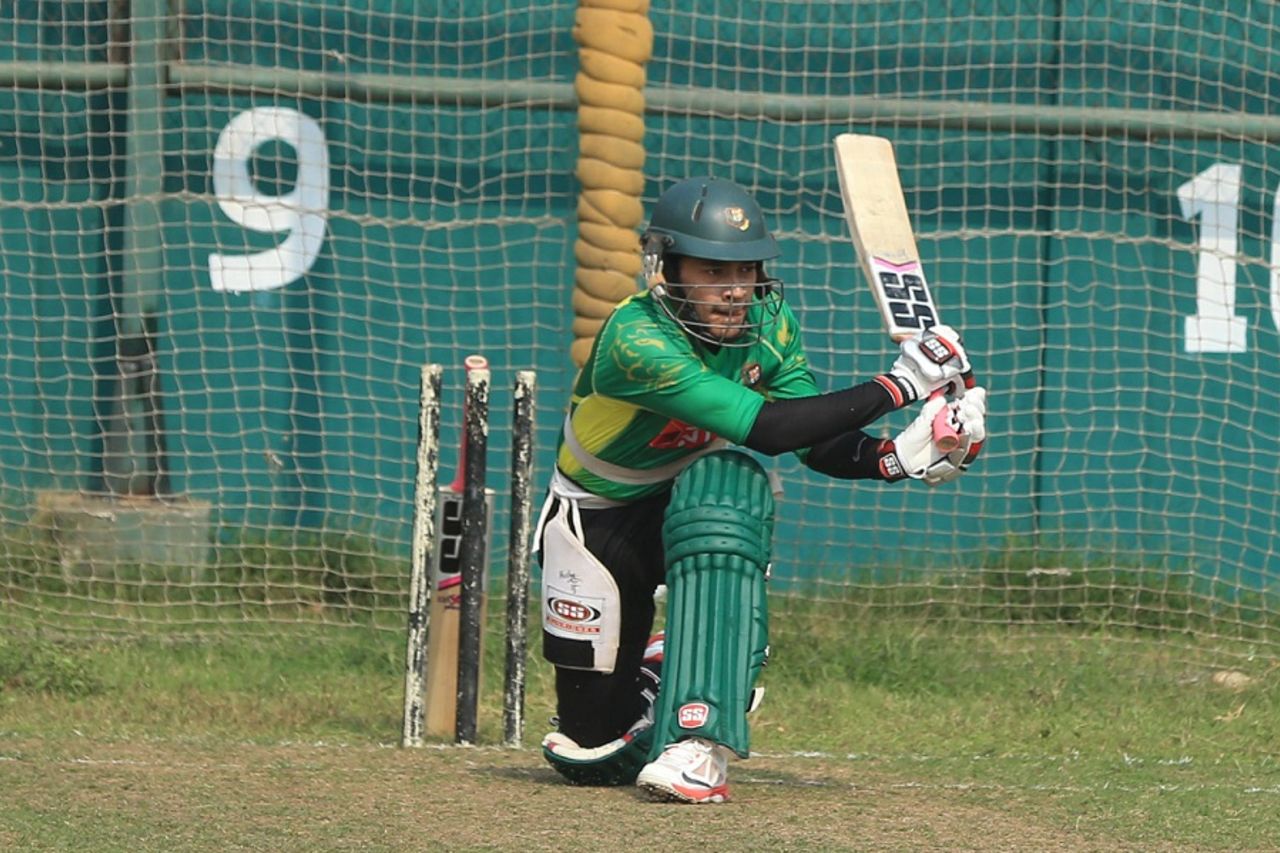 Mushfiqur Rahim practices his reverse sweep in the nets, Mirpur, January 4, 2016
