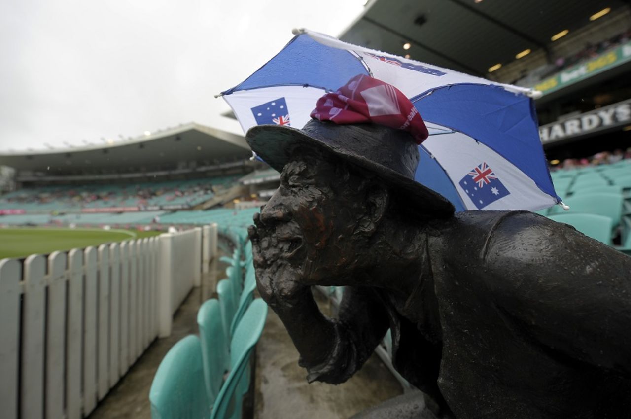 The Yabba statue finds shelter, Australia v West Indies, 3rd Test, Sydney, 3rd day, January 5, 2016