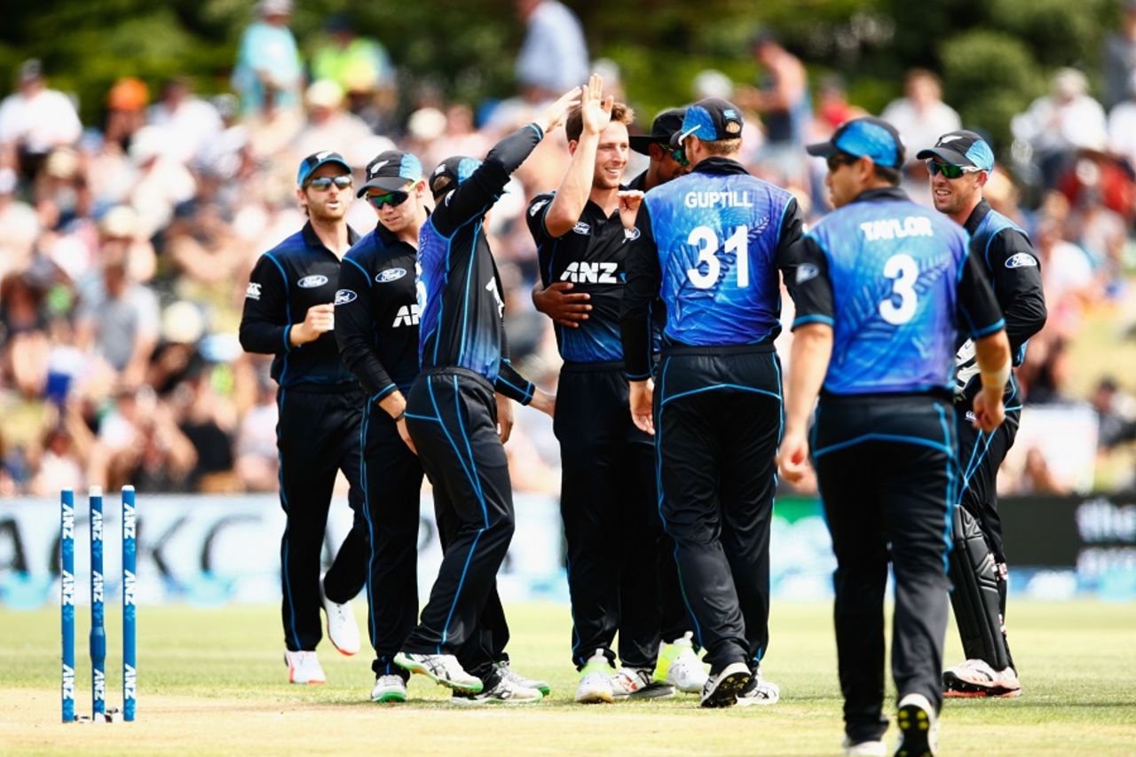 Matt Henry is mobbed by his team-mates, New Zealand v Sri Lanka, 5th ODI, Mount Maunganui, January 5, 2016