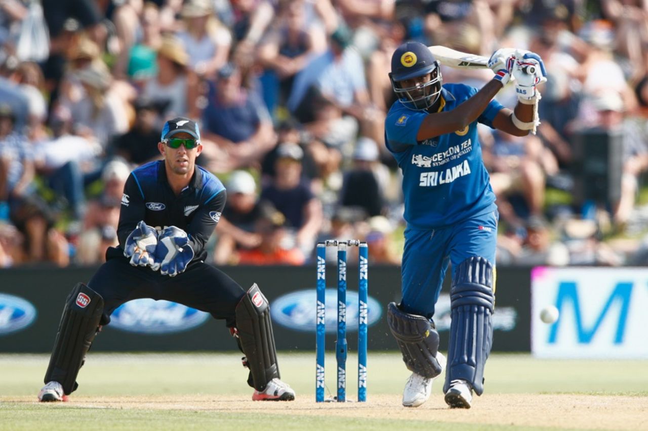 Angelo Mathews drills one down the ground, New Zealand v Sri Lanka, 5th ODI, Mount Maunganui, January 5, 2016