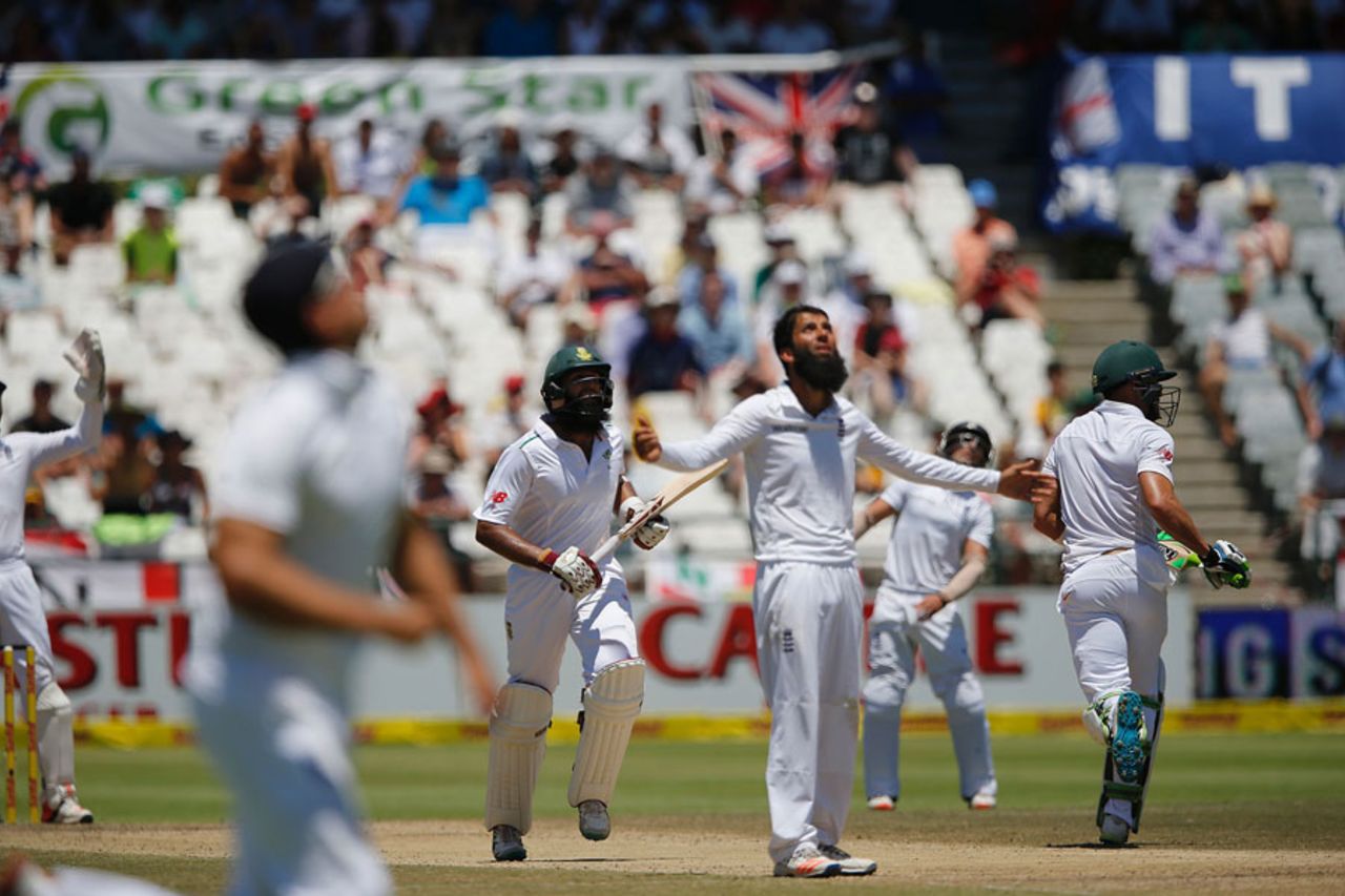 Moeen Ali watches Hashim Amla chip one into space, South Africa v England, 2nd Test, Cape Town, 4th day, January 5, 2016