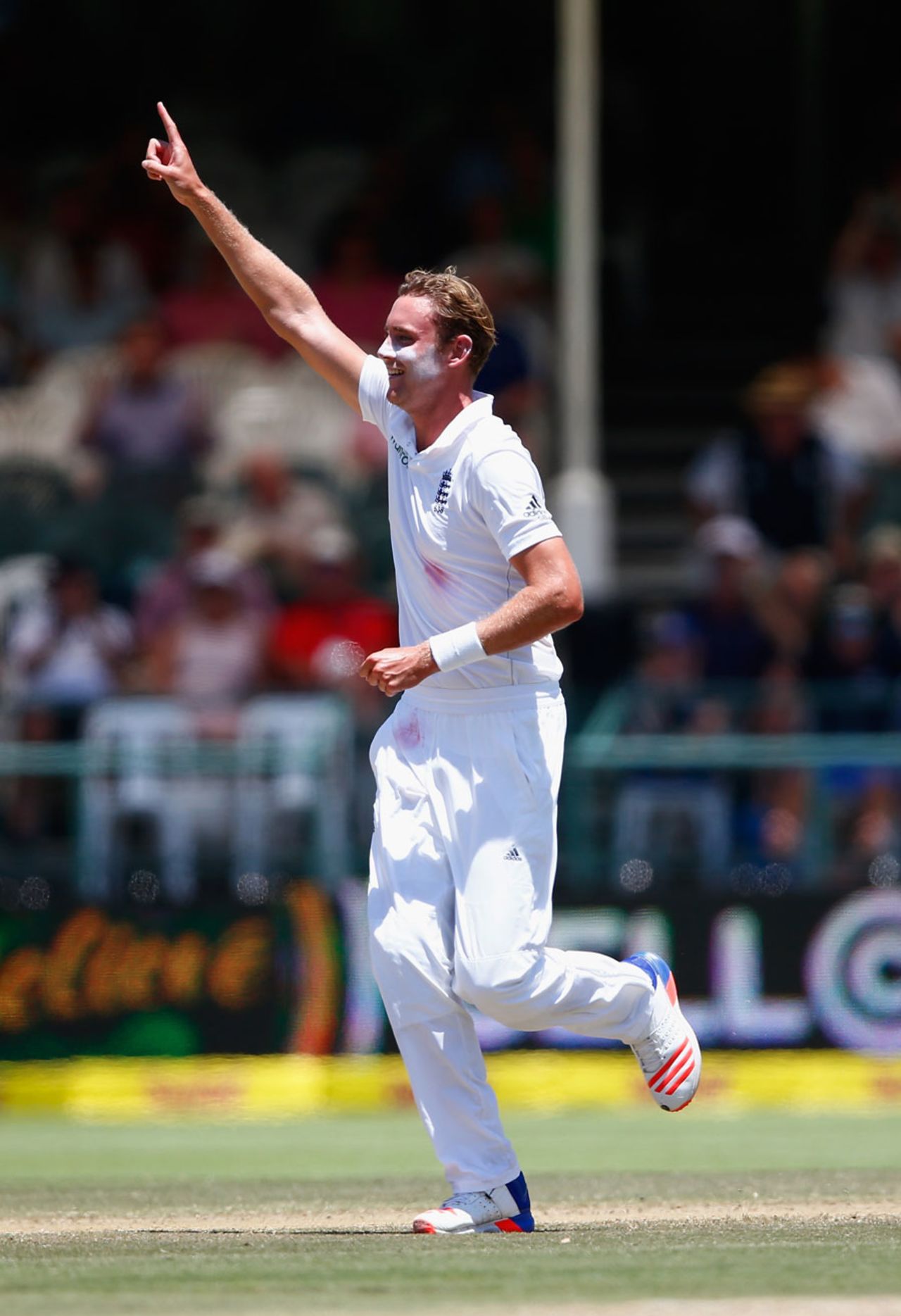 Stuart Broad finally broke through with the third new ball, South Africa v England, 2nd Test, Cape Town, 4th day, January 5, 2016