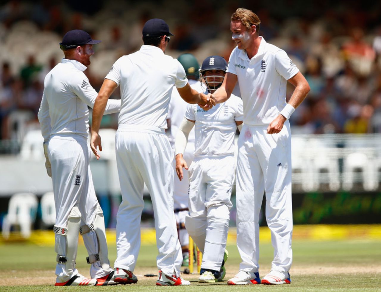 Stuart Broad gets a handshake for England's first wicket in 70 overs, South Africa v England, 2nd Test, Cape Town, 4th day, January 5, 2016