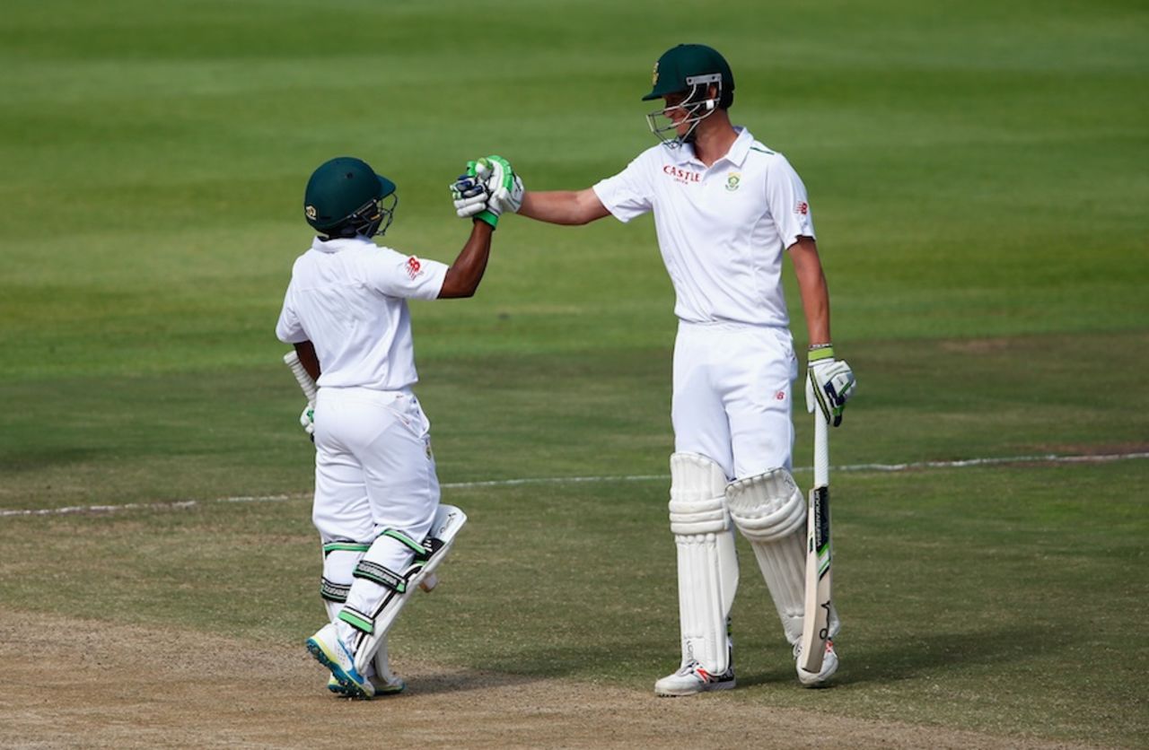 Temba Bavuma and Chris Morris punch gloves, South Africa v England, 2nd Test, Cape Town, 4th day, January 5, 2015