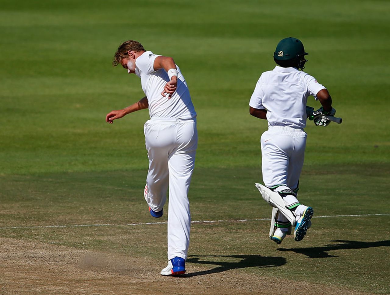 Stuart Broad kicks the ground after Temba Bavuma was dropped, South Africa v England, 2nd Test, Cape Town, 4th day, January 5, 2016
