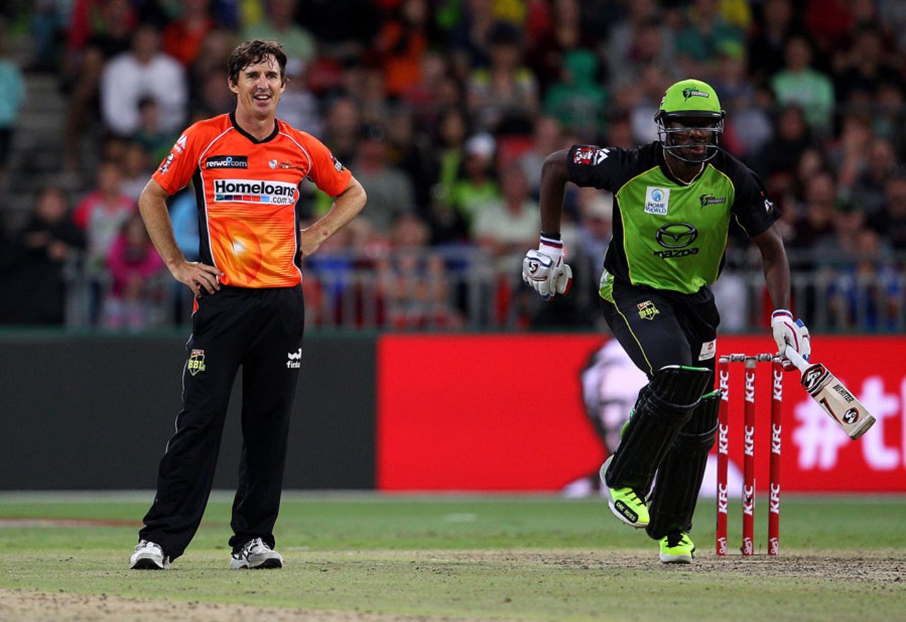 Brad Hogg looks on as Andre Russell goes through with a run, Sydney Thunder v Perth Scorchers, BBL 2015-16, Sydney, January 7 2016
