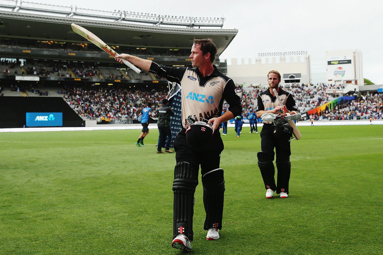 Colin Munro acknowledges the applause after smashing the fastest fifty by a New Zealander in T20Is, New Zealand v Sri Lanka, 2nd T20I, Auckland, January 10, 2016