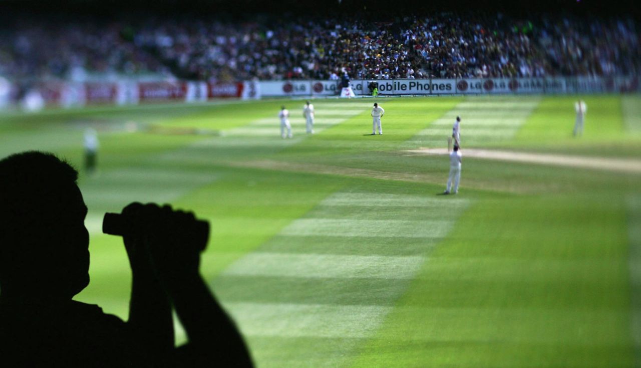 A fan watches the Ashes Test, Australia v England, 4th Test, Melbourne, December 27, 2006