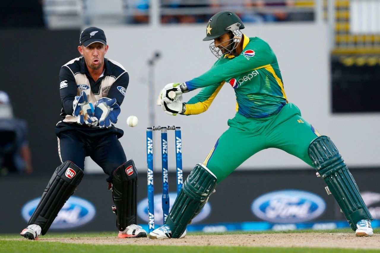 Shoaib Malik goes back to play a cut, New Zealand v Pakistan, 1st T20I, Auckland, January 15, 2016