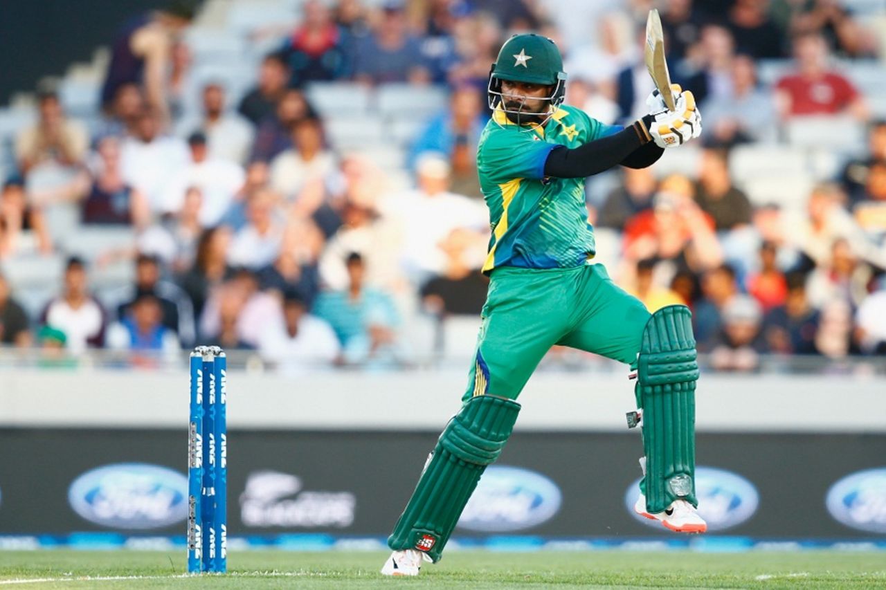 Mohammad Hafeez cuts during his 61, New Zealand v Pakistan, 1st T20I, Auckland, January 15, 2016