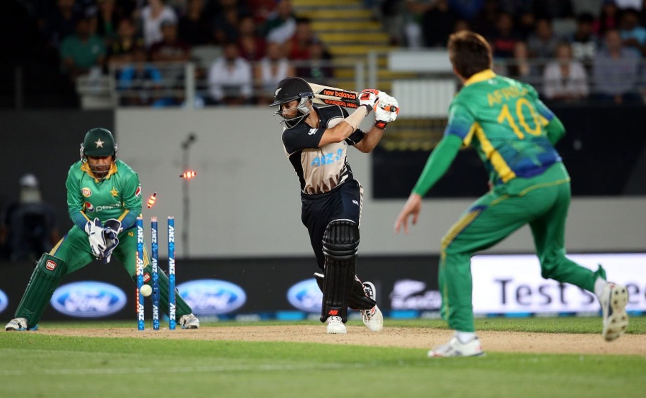 Grant Elliott was bowled by Shahid Afridi, New Zealand v Pakistan, 1st T20I, Auckland, January 15, 2016