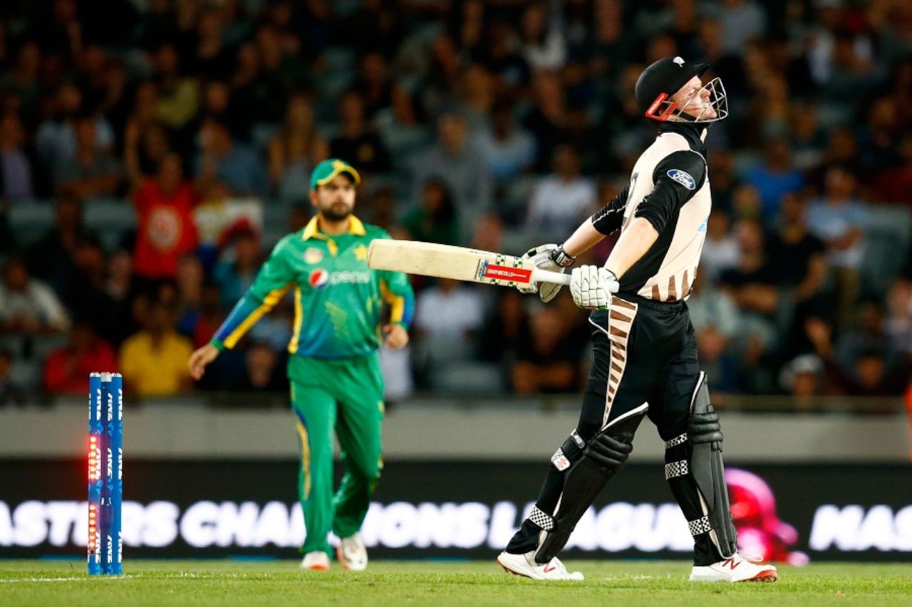 Colin Munro was bowled by Wahab Riaz, New Zealand v Pakistan, 1st T20I, Auckland, January 15, 2016