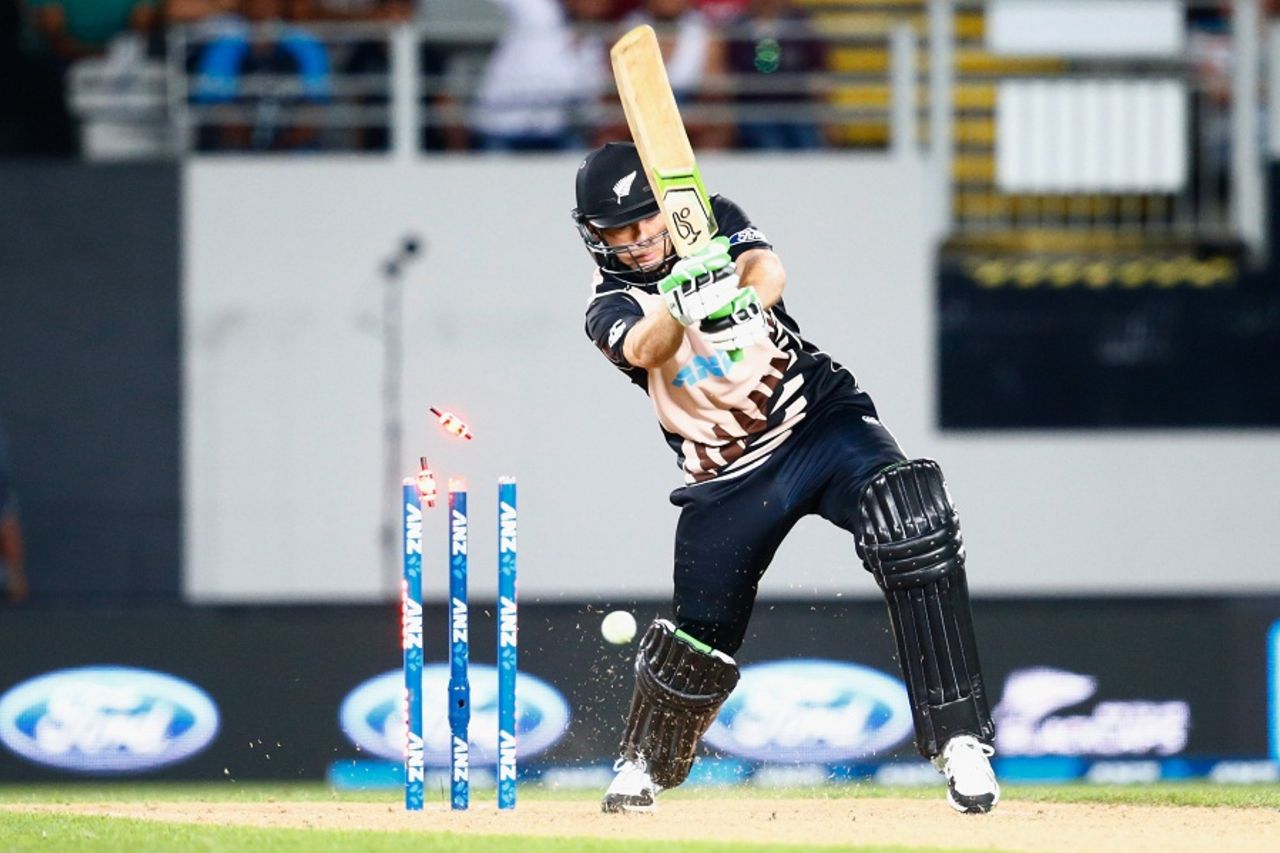 Todd Astle was bowled for 1 on debut, New Zealand v Pakistan, 1st T20I, Auckland, January 15, 2016
