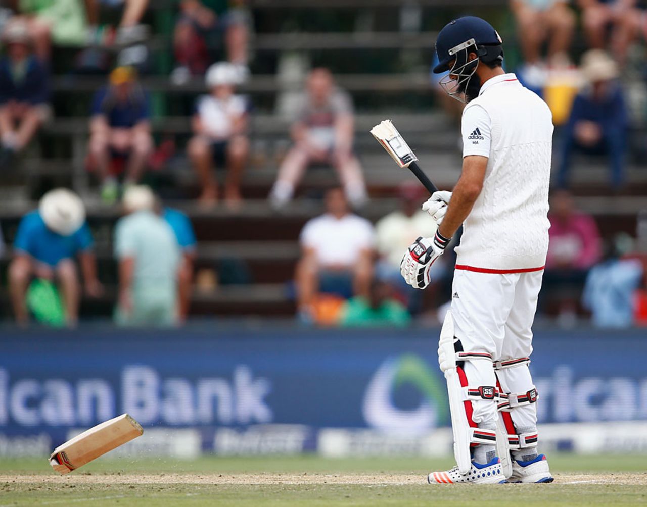 Moeen Ali had his bat shattered by Hardus Viljoen, South Africa v England, 3rd Test, Johannesburg, 3rd day, January 17, 2016