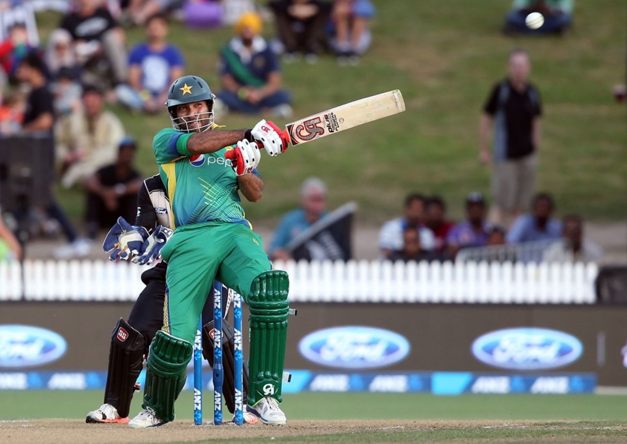 Sohaib Maqsood plays a pull, New Zealand v Pakistan, 2nd T20I, Hamilton, January 17, 2016
