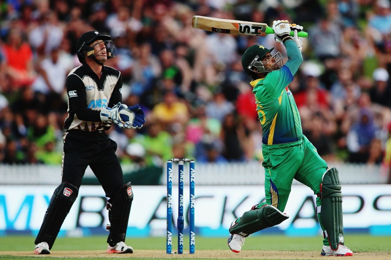 Umar Akmal slogs one for a six, New Zealand v Pakistan, 2nd T20I, Hamilton, January 17, 2016
