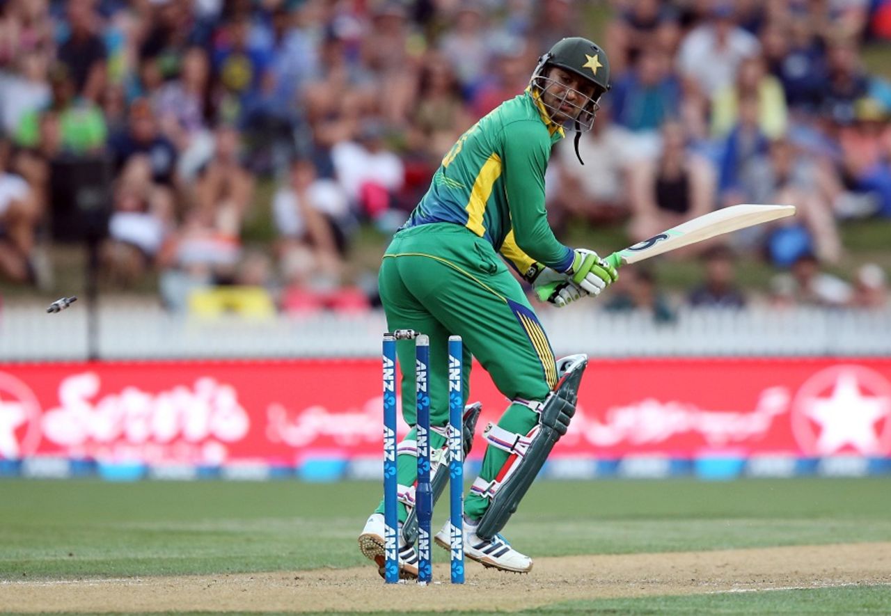 Shoaib Malik was bowled for 39,  New Zealand v Pakistan, 2nd T20I, Hamilton, January 17, 2016