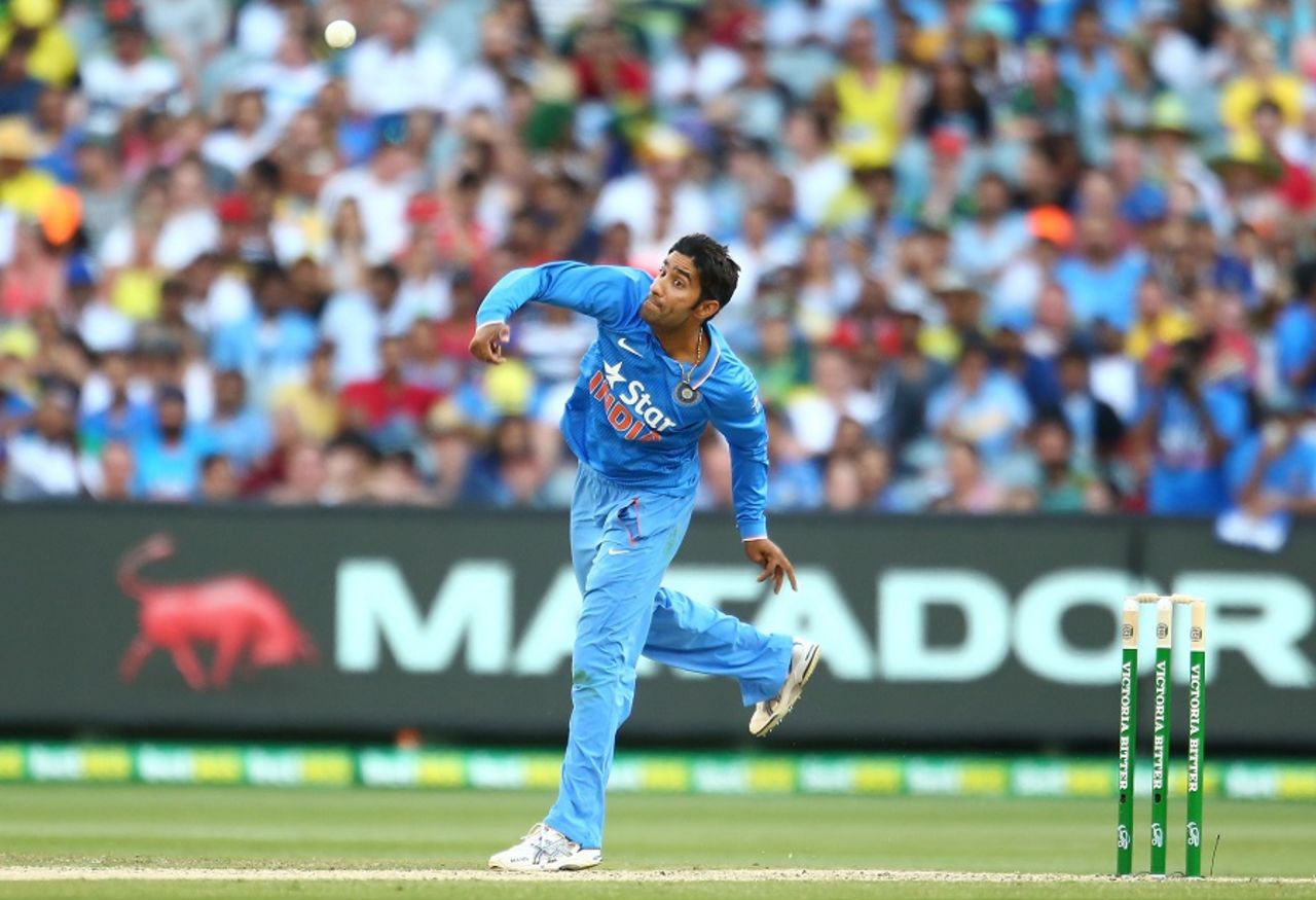 Gurkeerat Singh rolls his arm over, Australia v India, 3rd ODI, Melbourne, January 17, 2016