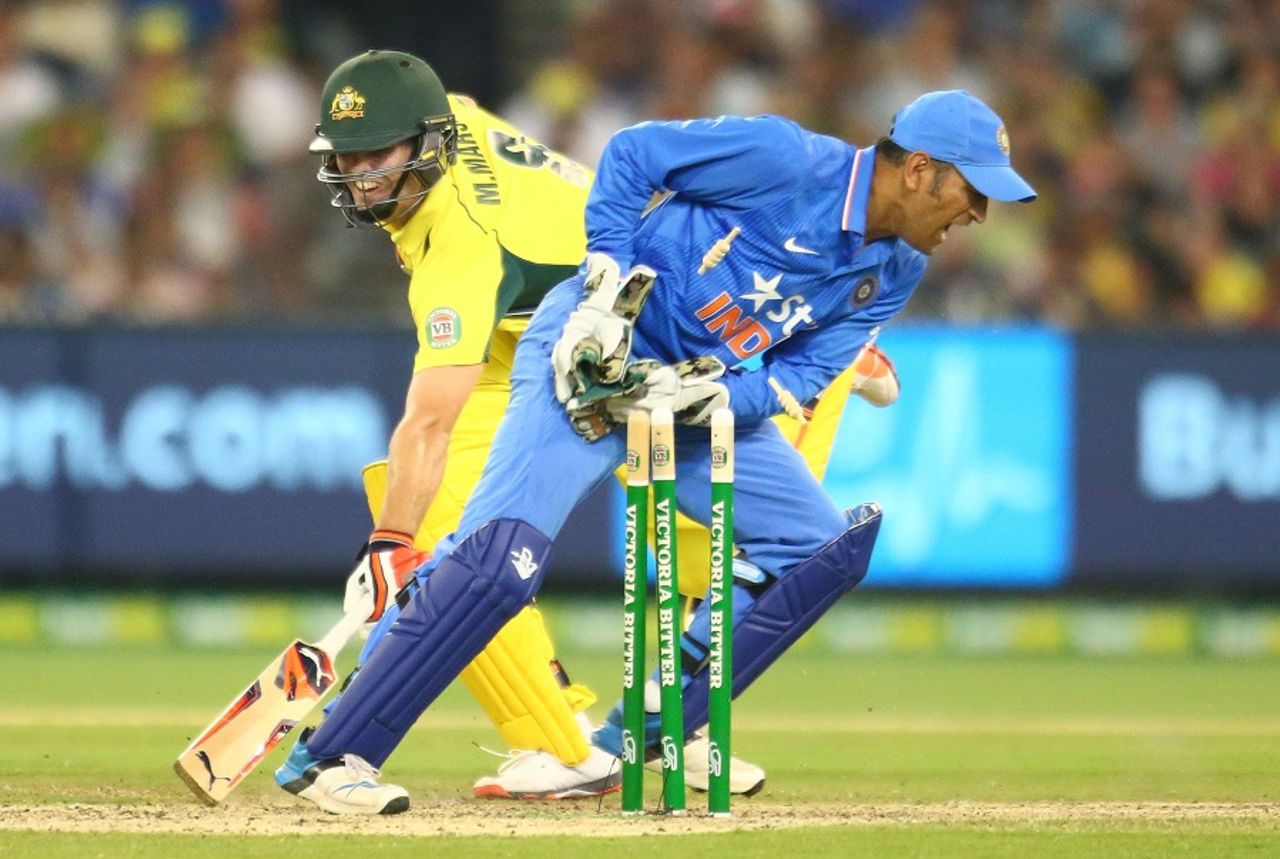 Dhoni knocks the bails off to catch Mitchell Marsh short, Australia v India, 3rd ODI, Melbourne, January 17, 2016 