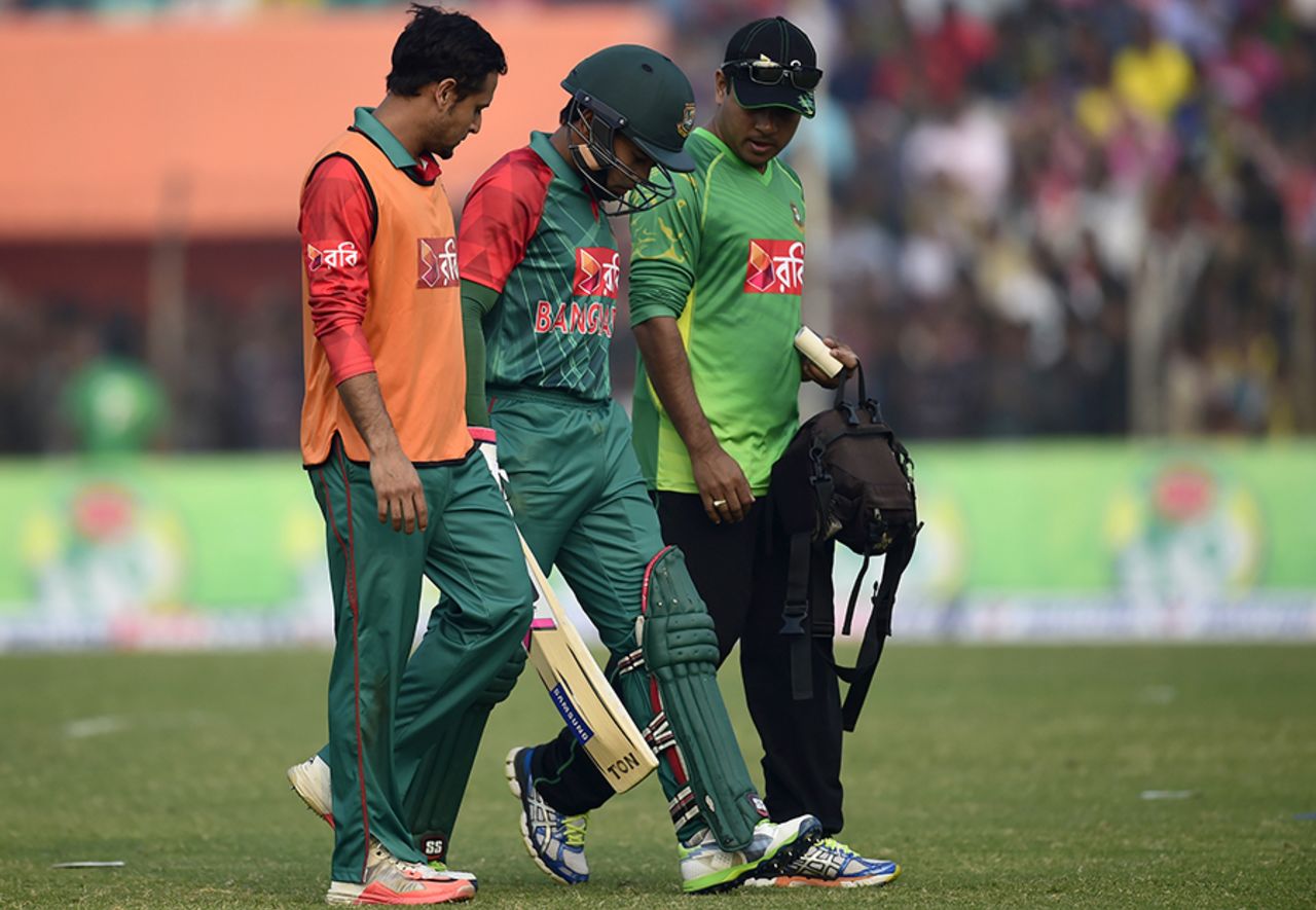 Mushfiqur Rahim walked off the field after suffering a cramp, Bangladesh v Zimbabwe, 2nd T20I, Khulna, January 17, 2016