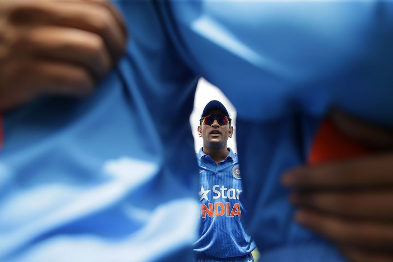 MS Dhoni speaks to his players, Australia v India, 4th ODI, Canberra, January 20, 2016
