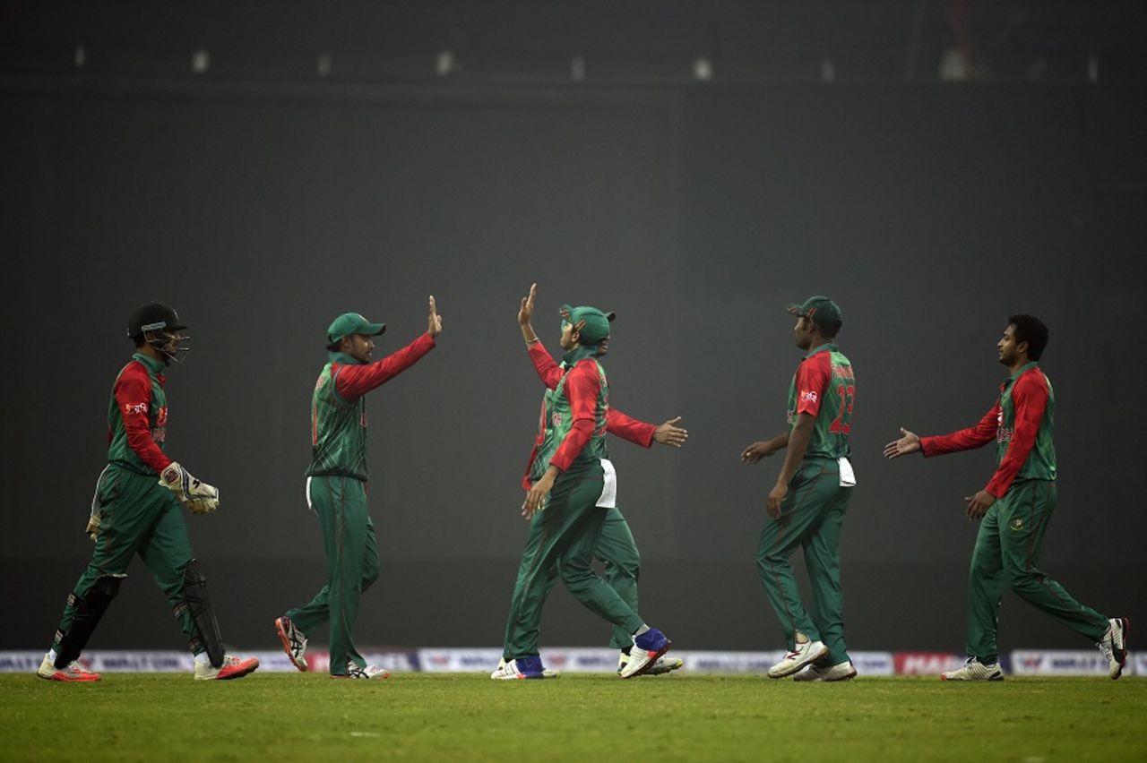 Bangladesh come together after one of Shakib Al Hasan's wickets, Bangladesh v Zimbabwe, 3rd T20, Khulna, January 20, 2016