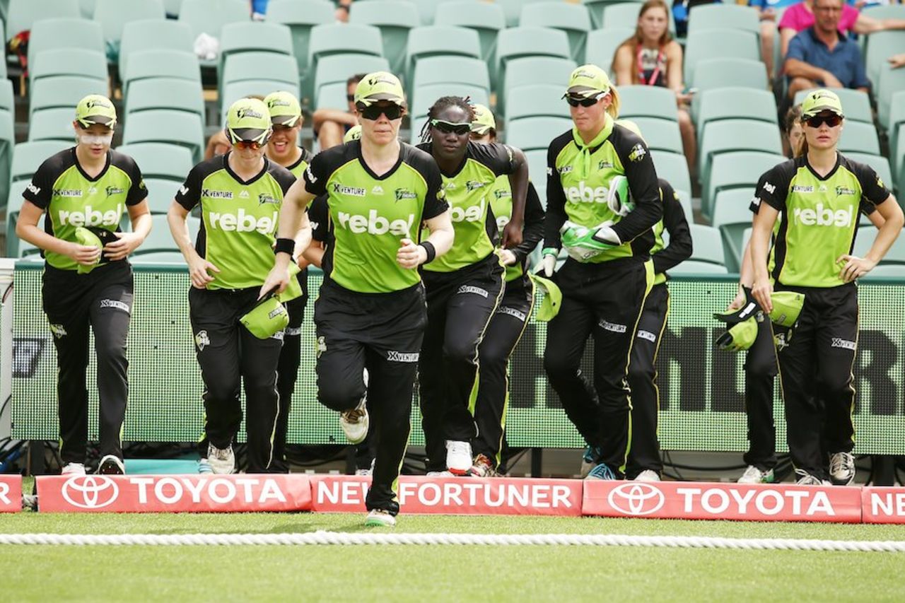 Alex Blackwell leads her team-mates out on to the field, Perth Scorchers Women v Sydney Thunder Women, Women's Big Bash League 2015-16, January 21, 2016