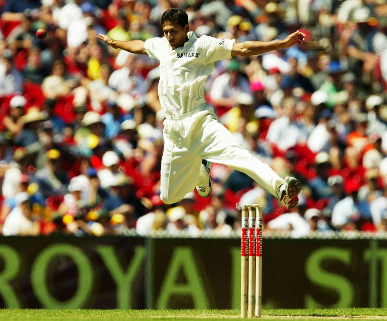 Ajit Agarkar leaps high, Australia v India, 3rd Test, Melbourne, 2nd day, December 27, 2003