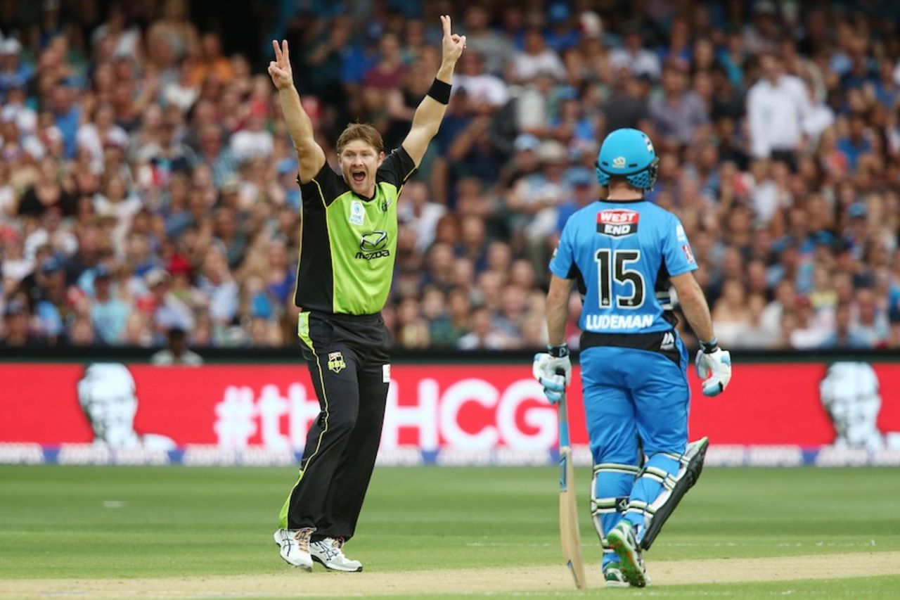 Shane Watson appeals for a wicket, Adelaide Strikers v Sydney Thunder, BBL 2015-16, 1st semi-final, Adelaide, January 21, 2016