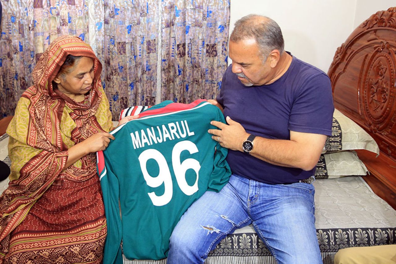 Zimbabwe coach Dav Whatmore meets the mother of the late Manzarul Islam, Khulna, January 21, 2016