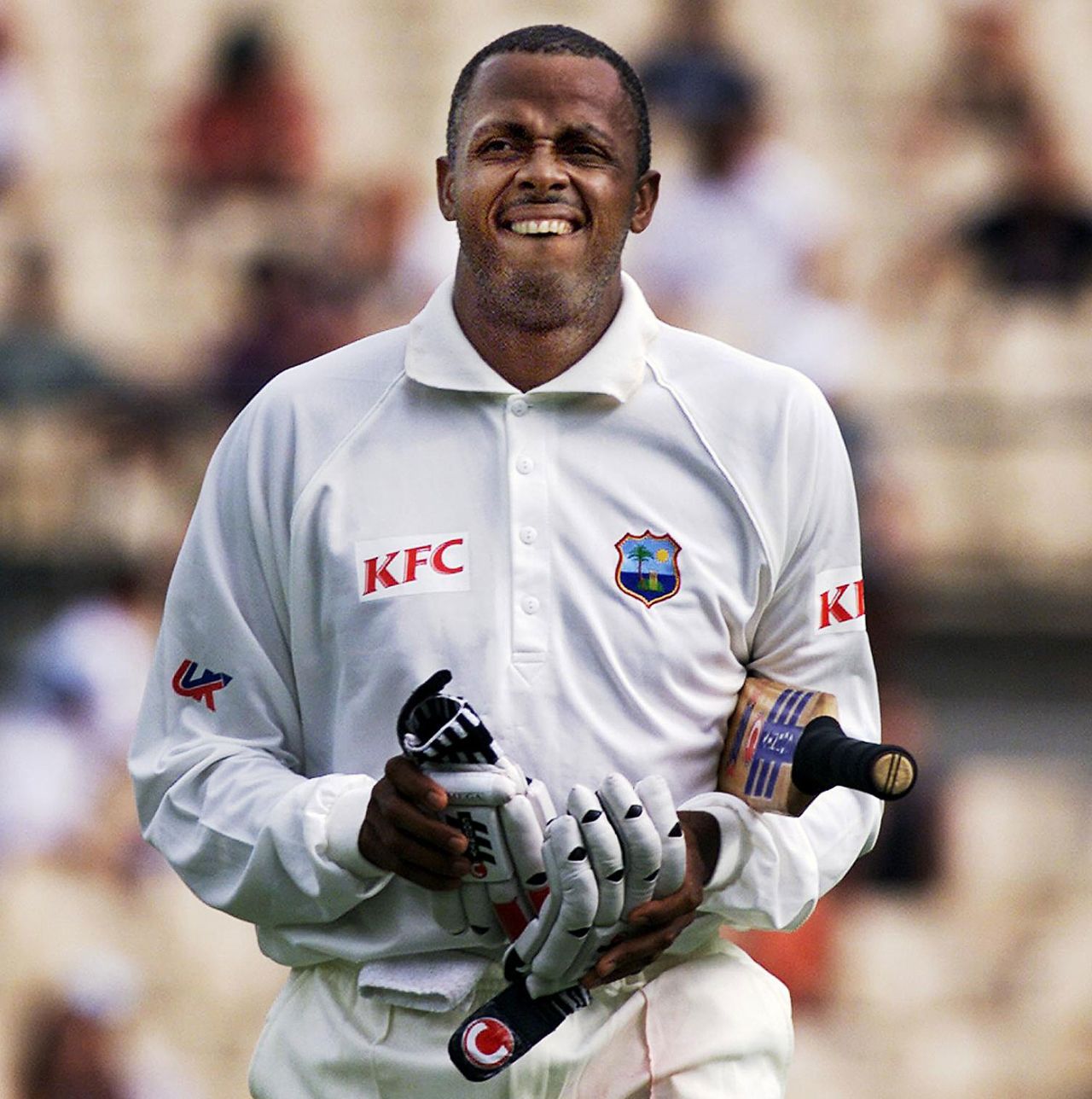 Courtney Walsh walks back after West Indies are bowled out, Australia v West Indies, 5th Test, SCG, 4th day, January 5, 2001