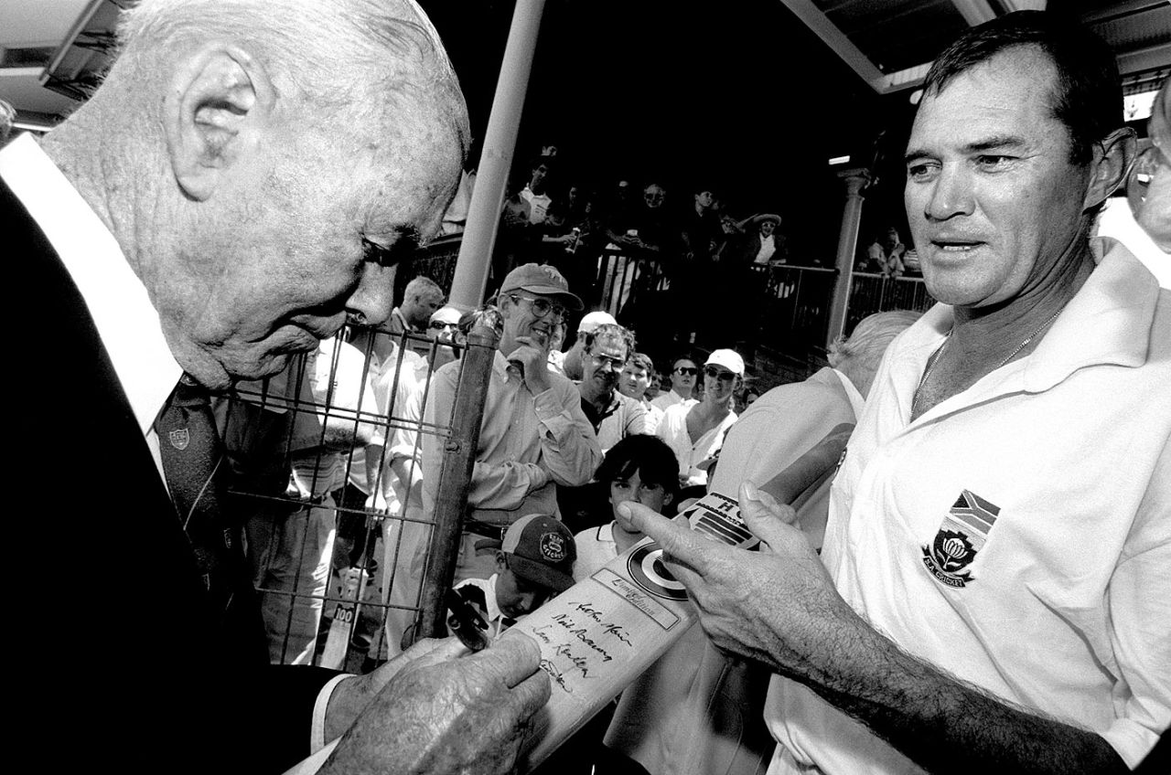 Pat Symcox gets his bat autographed by Bill Brown, SCG, January 1998