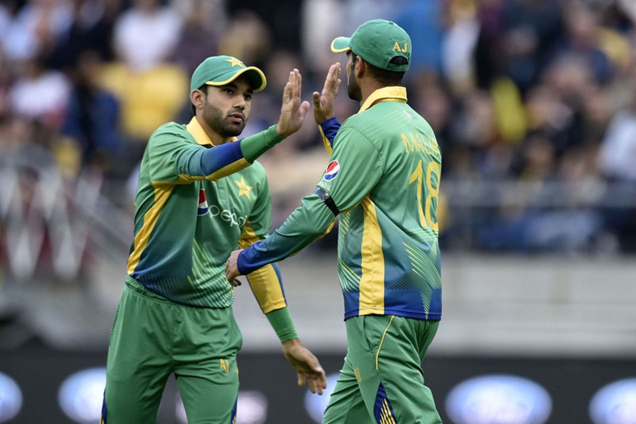 Mohammad Rizwan and Shoaib Malik celebrate a wicket, New Zealand v Pakistan, 3rd T20I, Wellington, January 22, 2016