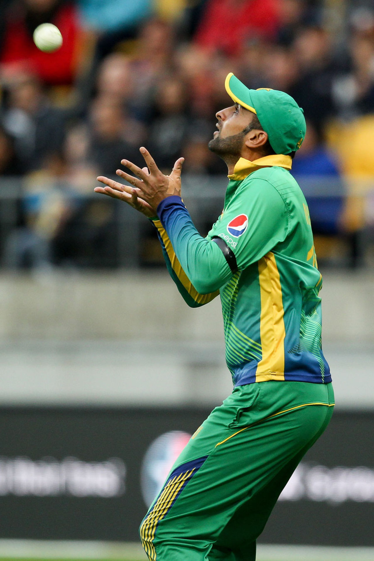 Shoaib Malik gets under a catch, New Zealand v Pakistan, 3rd T20I, Wellington, January 22, 2016