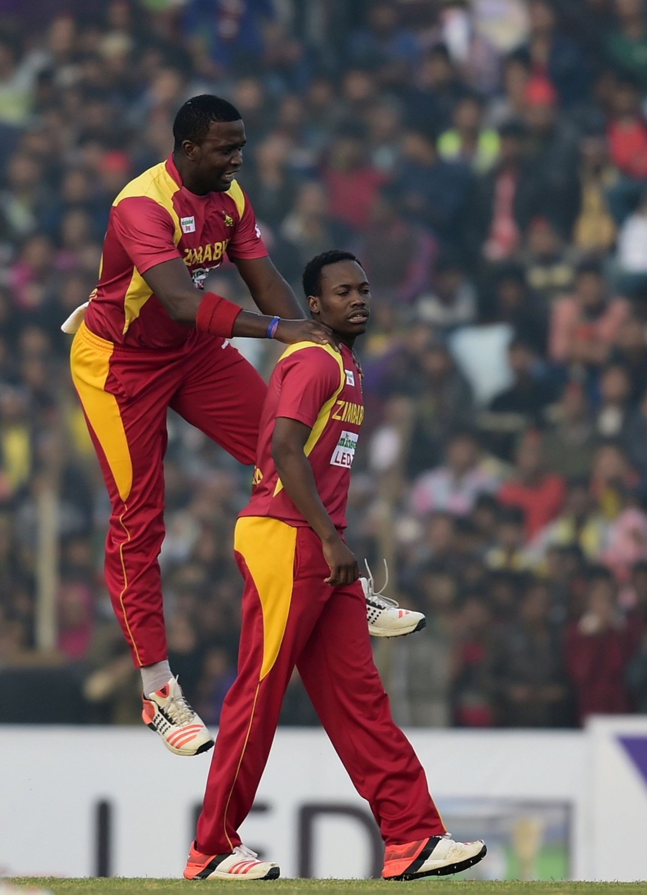 Tendai Chisoro and Neville Madziva led Zimbabwe's bowling effort, Bangladesh v Zimbabwe, 4th T20I, Khulna, January 22, 2016