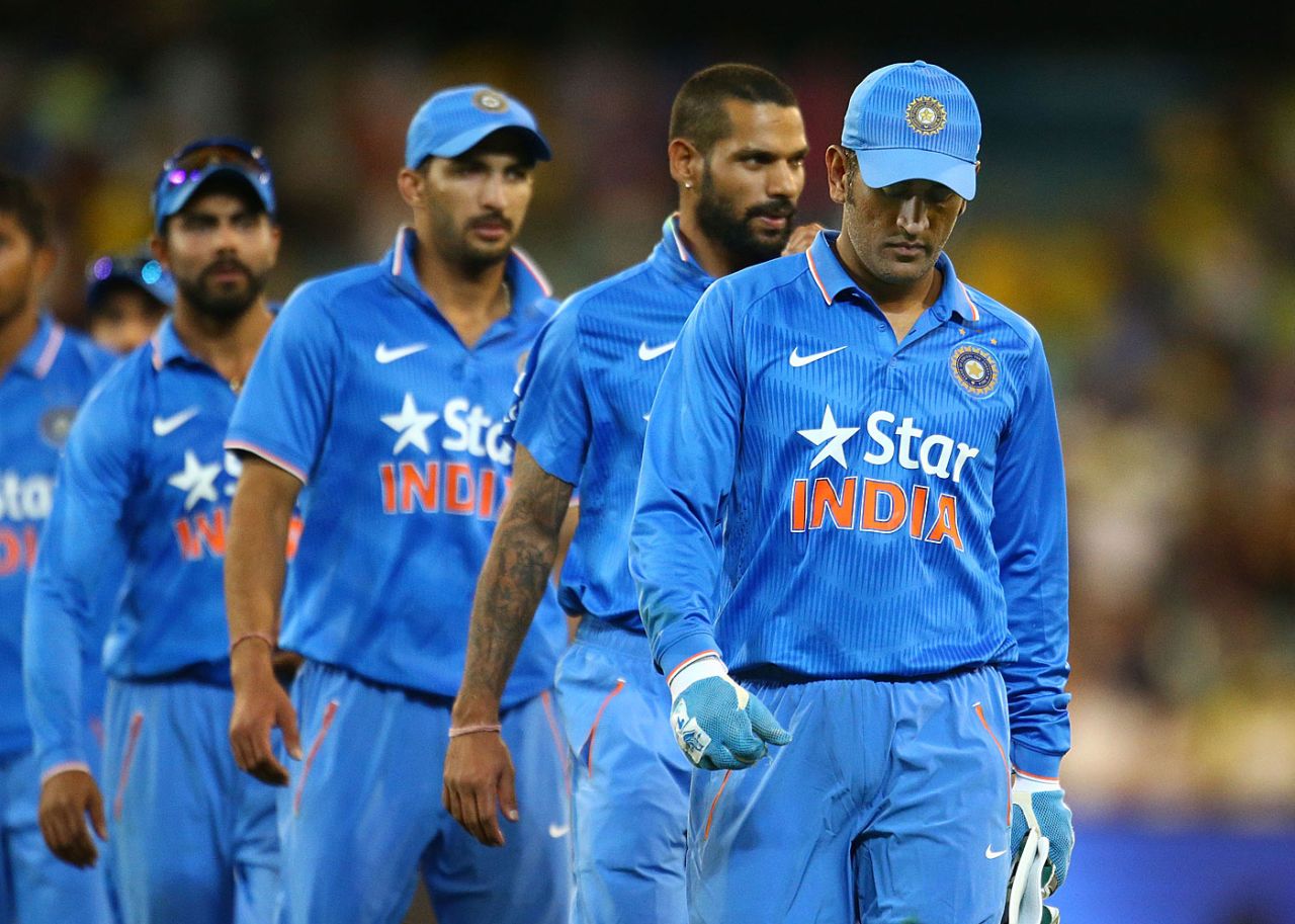 MS Dhoni and the Indians are a dejected lot after losing the series, Australia v India, 3rd ODI, Melbourne, January 17, 2016