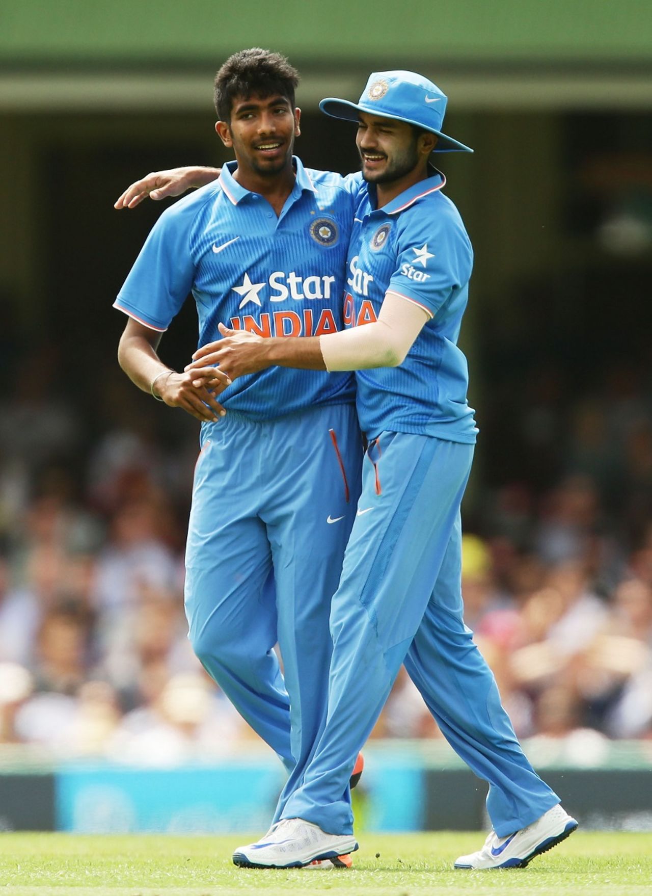 Jasprit Bumrah is congratulated by Manish Pandey, Australia v India, 5th ODI, Sydney, January 23, 2016
