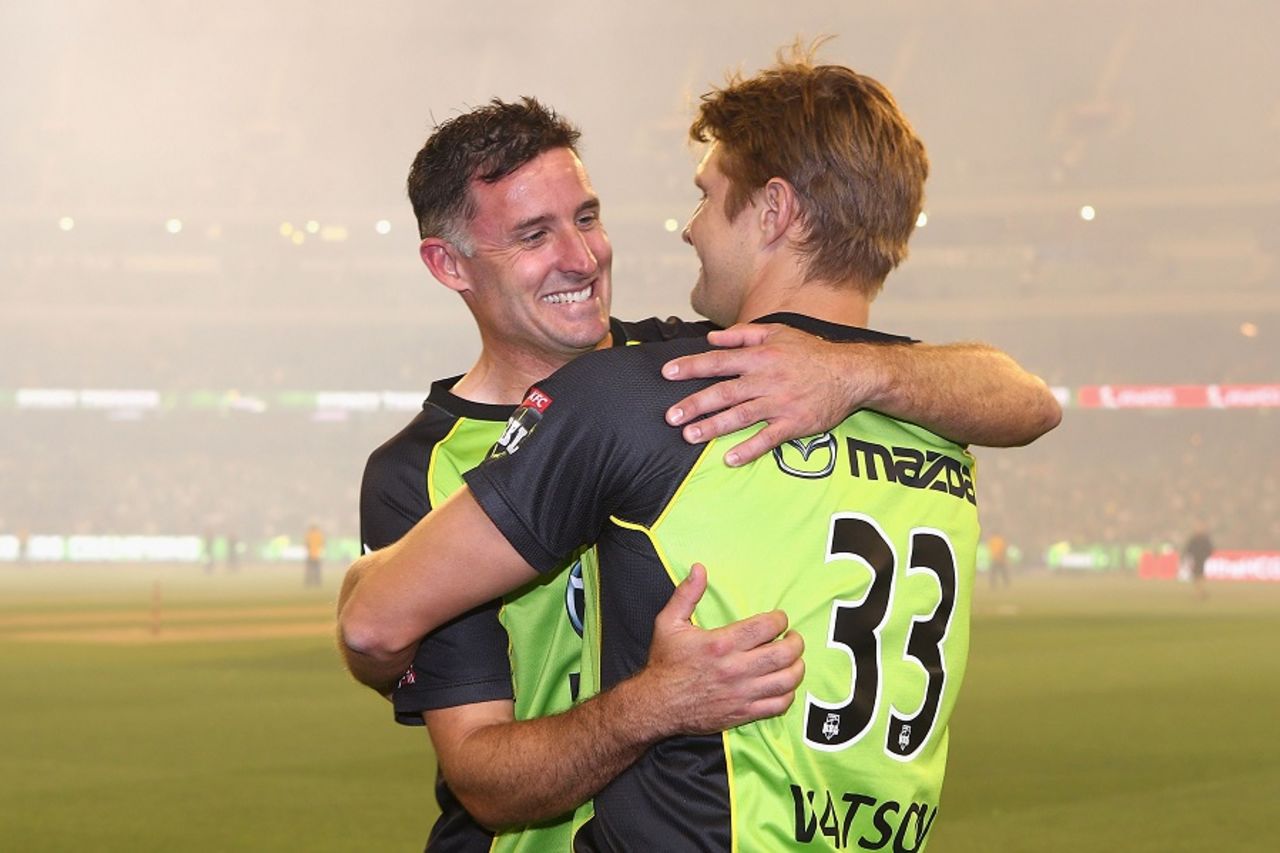 The departing Michael Hussey is embraced by Shane Watson, Melbourne Stars v Sydney Thunder, BBL final 2015-16, Melbourne, January 24, 2016