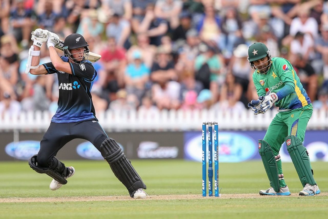 Mitchell Santner targets the off side, New Zealand v Pakistan, 1st ODI, Basin Reserve, Wellington, January 25, 2016