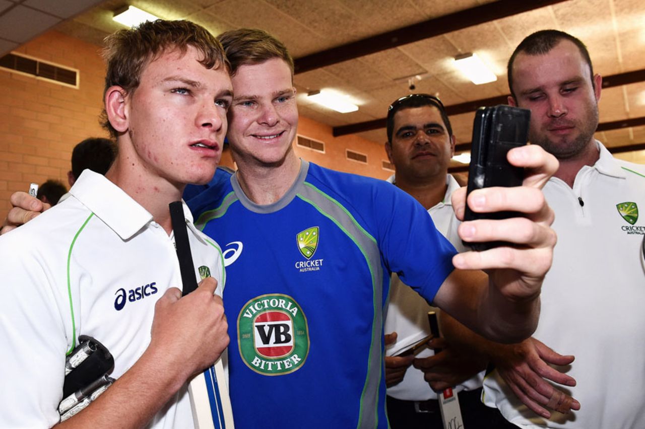 Steven Smith takes selfies with members of Australia's blind cricket team, Adelaide, January 25, 2016
