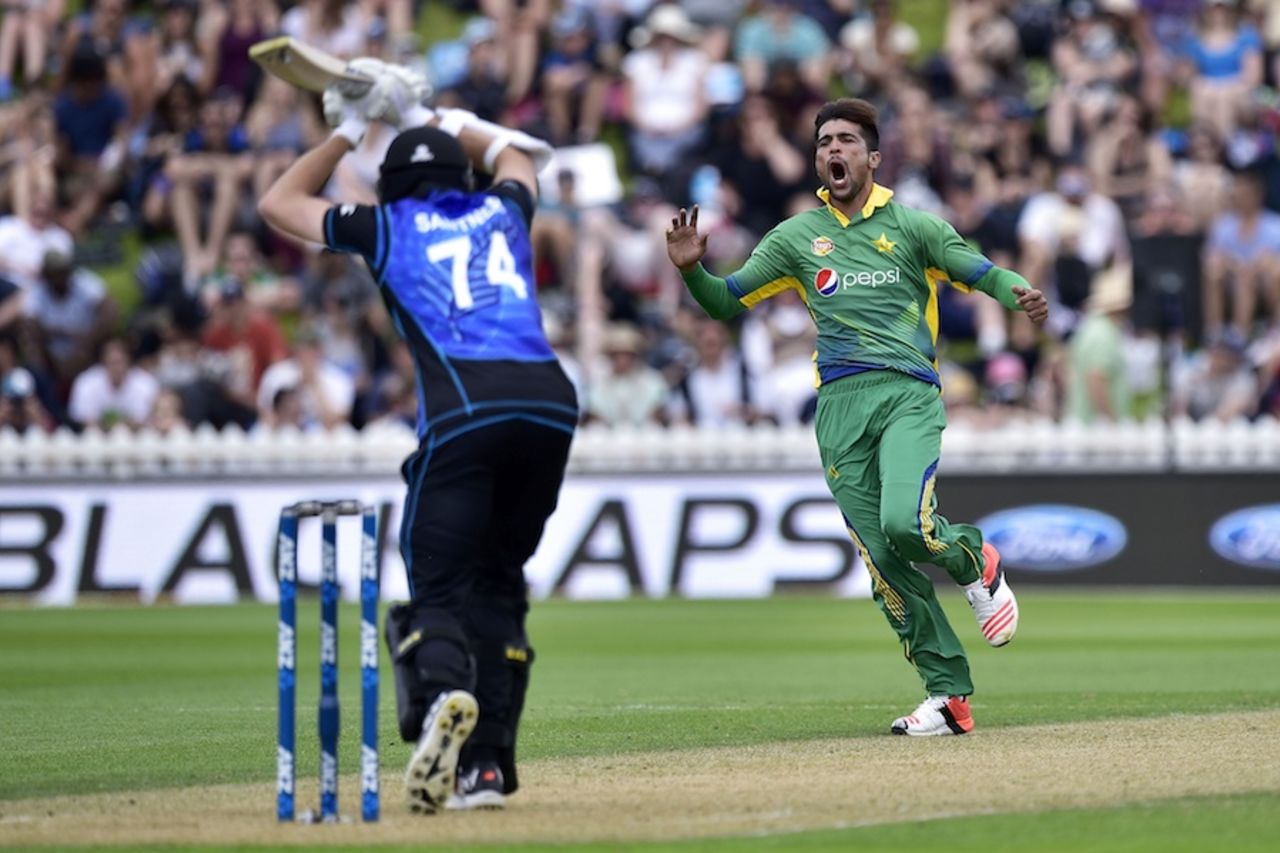 Mohammad Amir reacts as Mitchell Santner leaves a close one, New Zealand v Pakistan, 1st ODI, Basin Reserve, Wellington, January 25, 2016