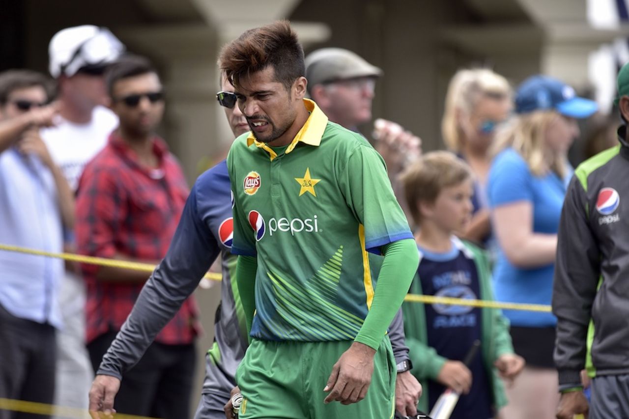 Mohammd Amir went off the field with a foot injury, New Zealand v Pakistan, 1st ODI, Basin Reserve, Wellington, January 25, 2016