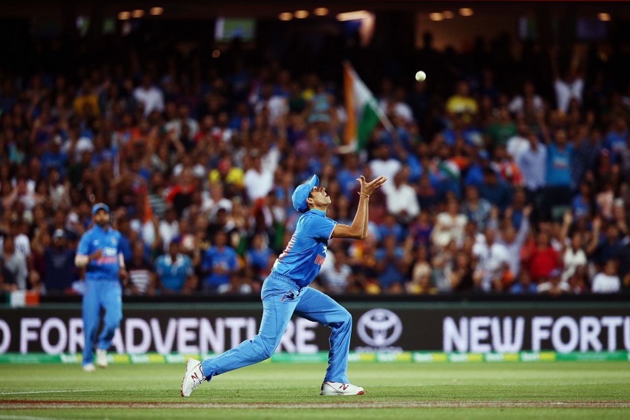 Eyes on the ball: Ashish Nehra settles under a skier, Australia v India, 1st T20 international, Adelaide, January 26, 2016