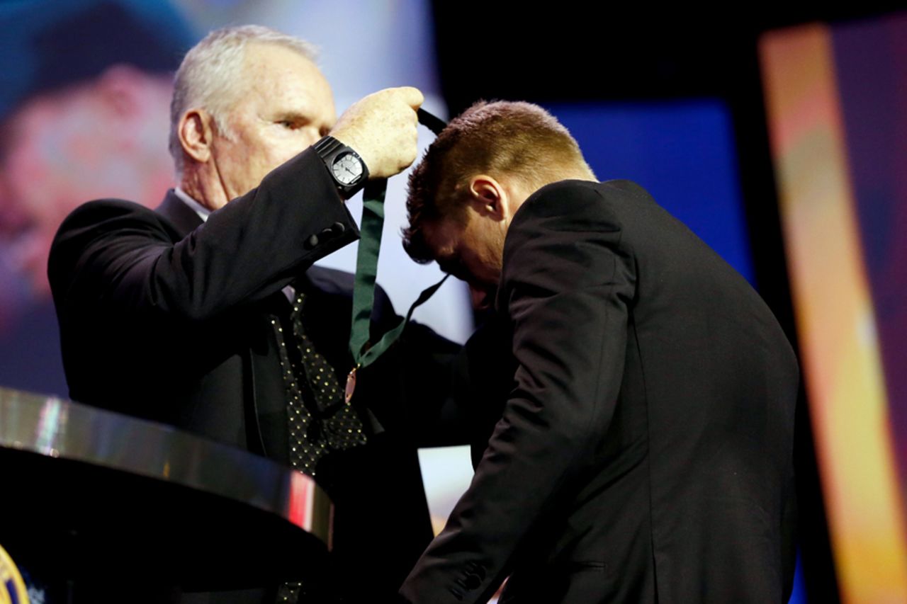David Warner receives the Allan Border medal from the man himself, Melbourne, January 27, 2016
