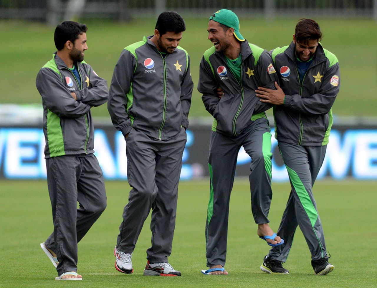 Mohammad Amir has a laugh with his team-mates, New Zealand v Pakistan, 2nd ODI, Napier, January 28, 2016