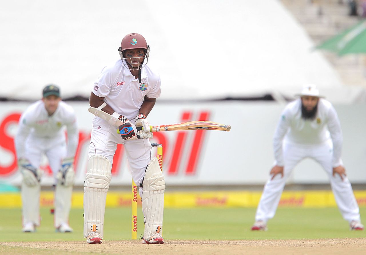Crab-like: Shivnarine Chanderpaul faces up with his front-on stance, South Africa v West Indies, 3rd Test, Cape Town, 4th day, January 5, 2014
