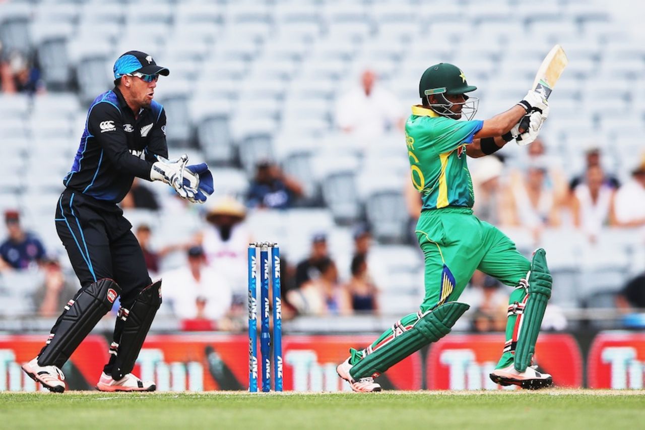 Babar Azam pulls during his half-century, New Zealand v Pakistan, 3rd ODI, Auckland, January 31, 2016
