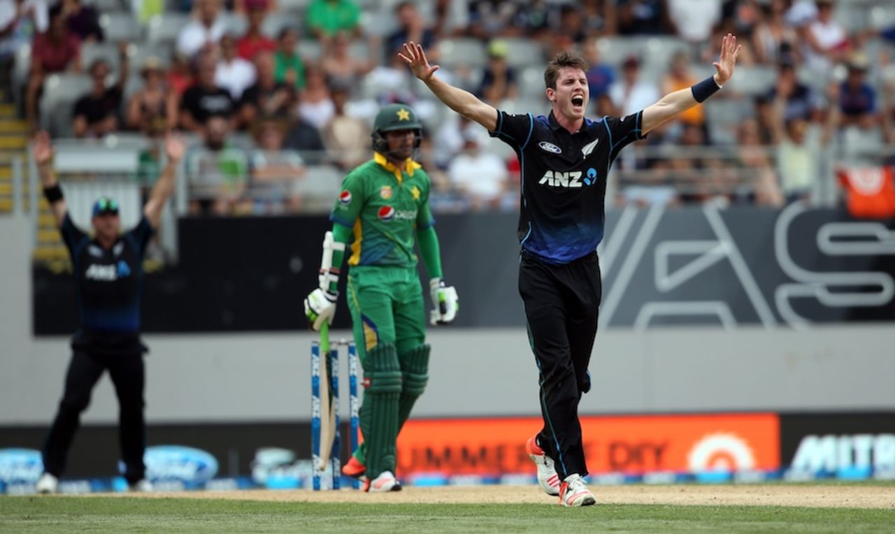 Adam Milne appeals for a wicket, New Zealand v Pakistan, 3rd ODI, Auckland, January 31, 2016