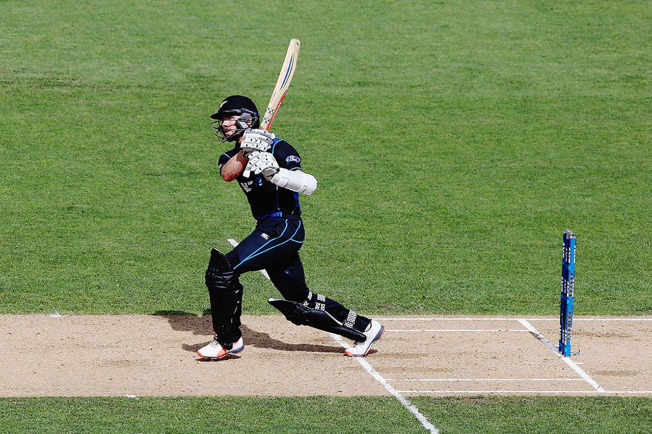 Kane Williamson heaves over the leg side, New Zealand v Pakistan, 3rd ODI, Auckland, January 31, 2016