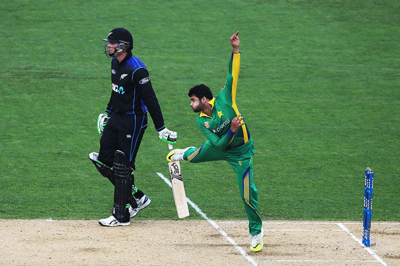 Azhar Ali dismissed Kane Williamson and Martin Guptill, New Zealand v Pakistan, 3rd ODI, Auckland, January 31, 2016